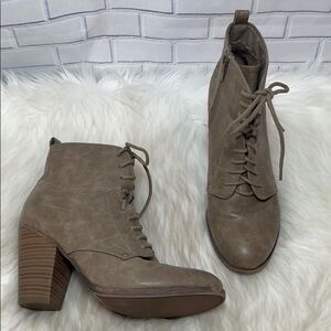Breckelles Heather Tan Distressed Booties Sz 9